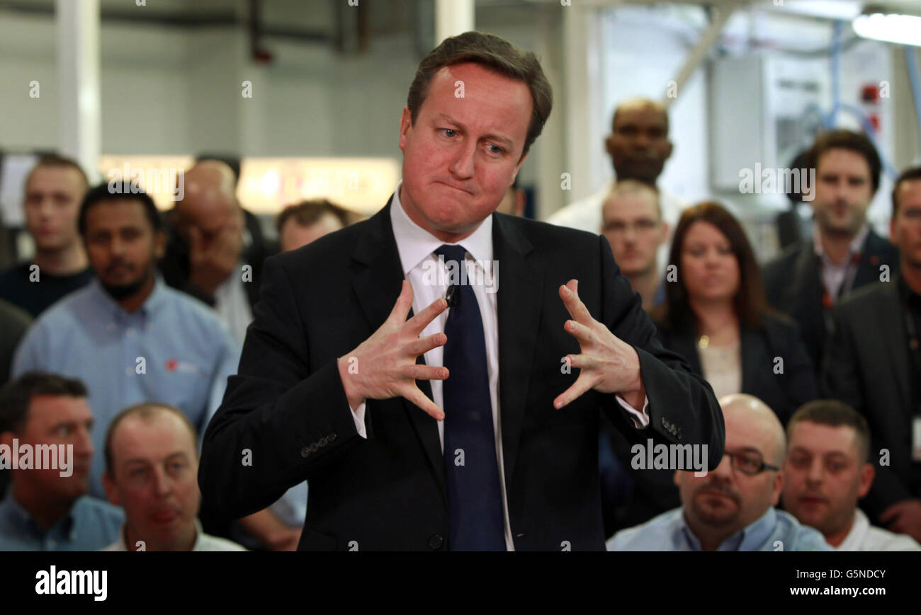 Il primo ministro David Cameron partecipa oggi alla sessione di domande e risposte "PM Direct" con i lavoratori della Lear Corporation a Redditch, Worcestershire. Foto Stock