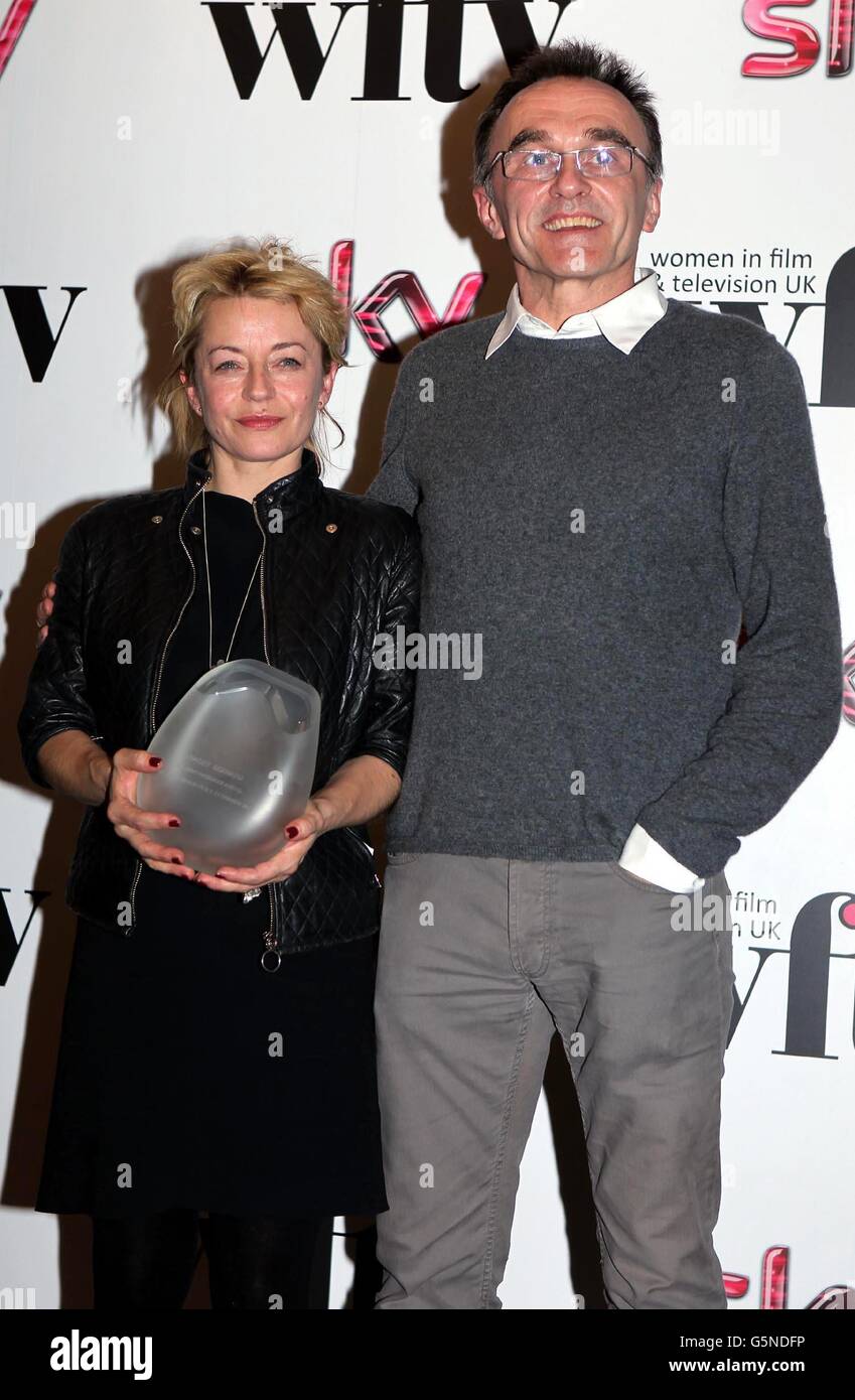 Tracey Seaward, che ha vinto l'Envy Producer Award, con Danny Boyle ai Sky Women in Film and Television Awards, Park Lane Hilton, Londra. Foto Stock