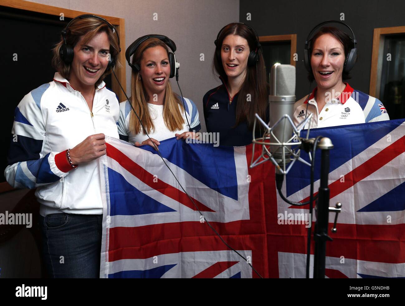 Team GB vogatori (da sinistra a destra) Katherine Grainger, Jo Cook, Ali Knowles, e Debbie Flood record 'i Wish for You the World', che sarà rilasciato il 16 dicembre, presso Tileyrad Studios, Londra. Foto Stock