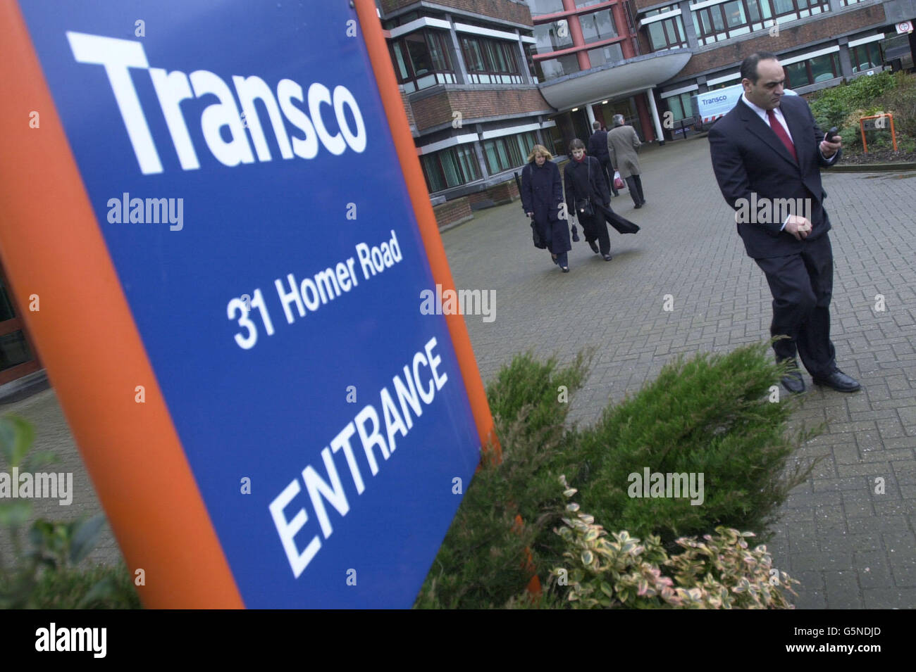 I dipendenti vanno a pranzo presso gli uffici Solihull della società di gas Transco, che la madre società lattice ha annunciato che stava tagliando 2,400 posti di lavoro nella sua attività Transco. * lattice ha detto che la mossa rifletteva la necessità di ridurre i costi operativi in linea con gli obiettivi fissati dal regolatore di settore Ofgem. Foto Stock