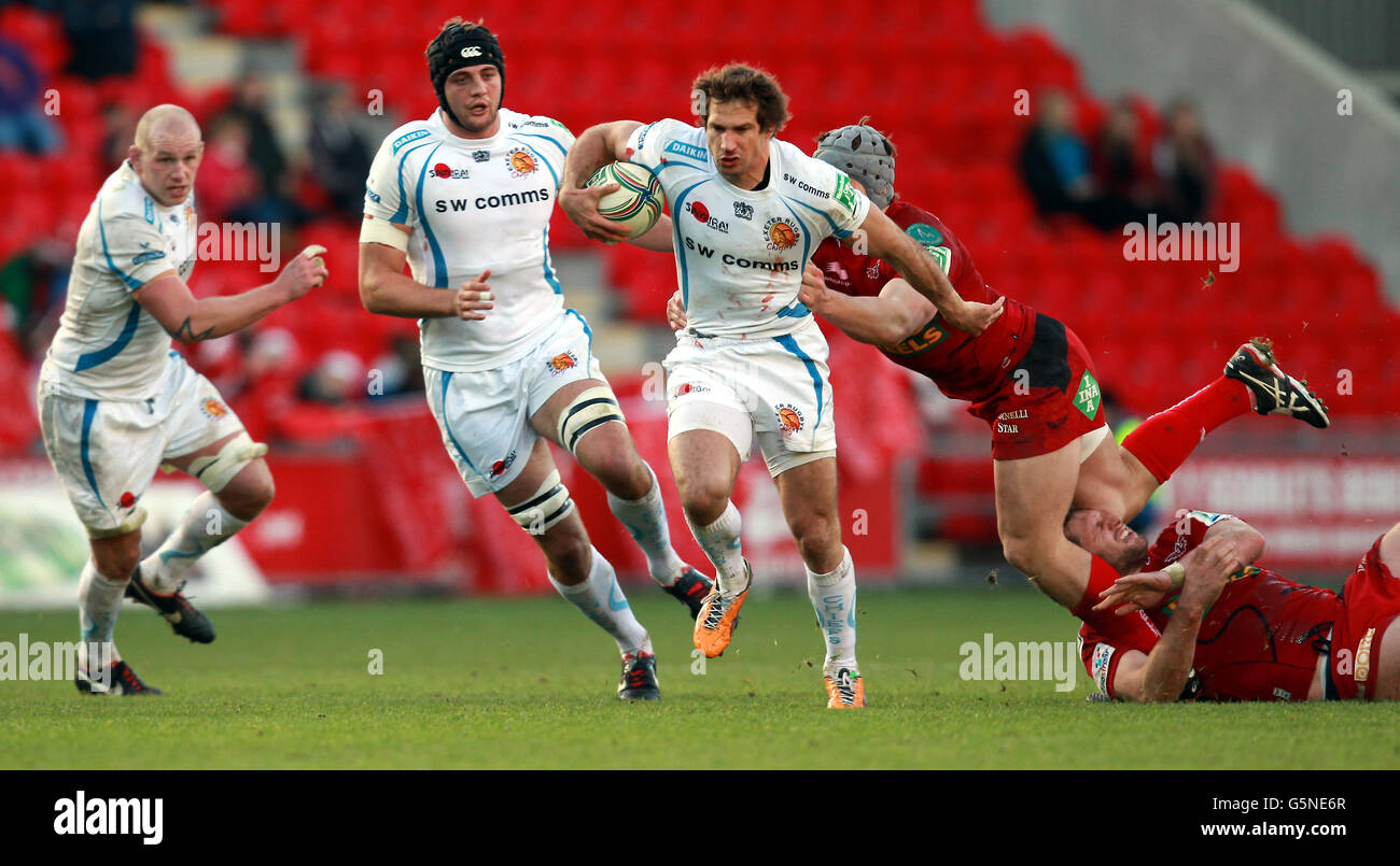 Il Gonzalo Comacho di Exeter Chiefs evade Jonathan Davies di Llanelli Scarlets durante la partita dei cinque Pool della Heineken Cup al Parc y Scarlets di Llanelli. Foto Stock