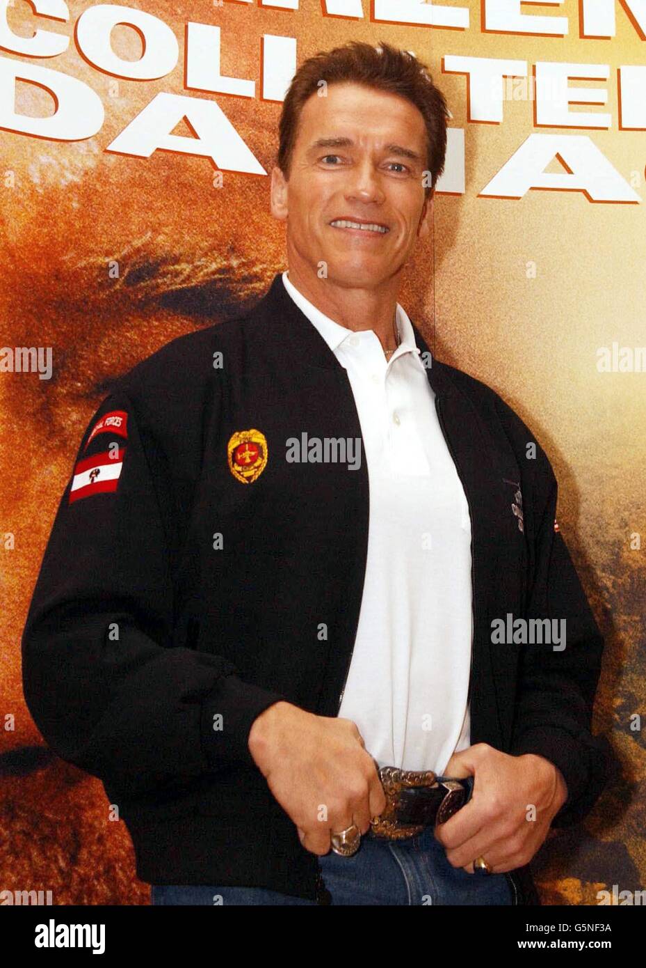 L'attore cinematografico americano Arnold Schwazenegger durante una fotocellula al Dorchester Hotel di Londra, per promuovere il suo nuovo film 'Collateral Damage'. Foto Stock