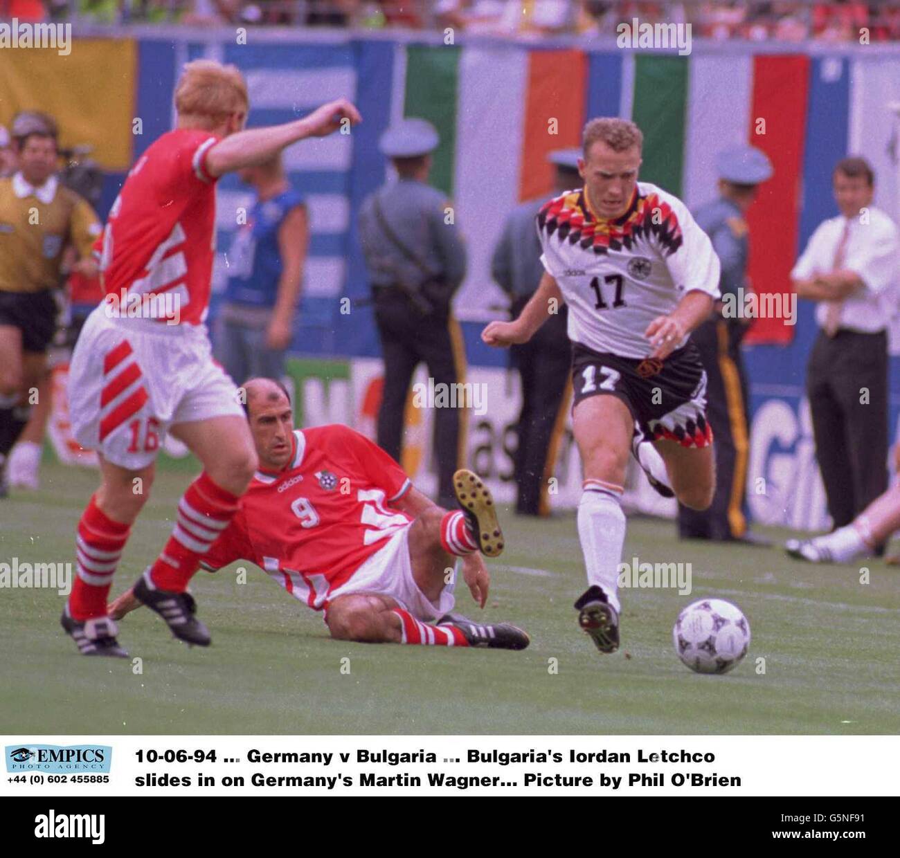 10-06-94 ... Germania / Bulgaria ... La Bulgaria Iordan Letchco scivola sul tedesco Martin Wagner. Foto di Phil o'Brien Foto Stock