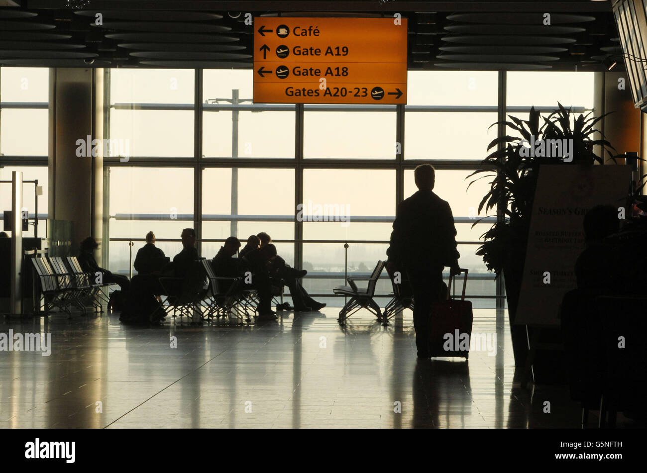 I passeggeri si preparano a partire dal Terminal 5 dell'aeroporto di Heathrow, in quanto l'aeroporto annuncia un mese da record a novembre. Foto Stock
