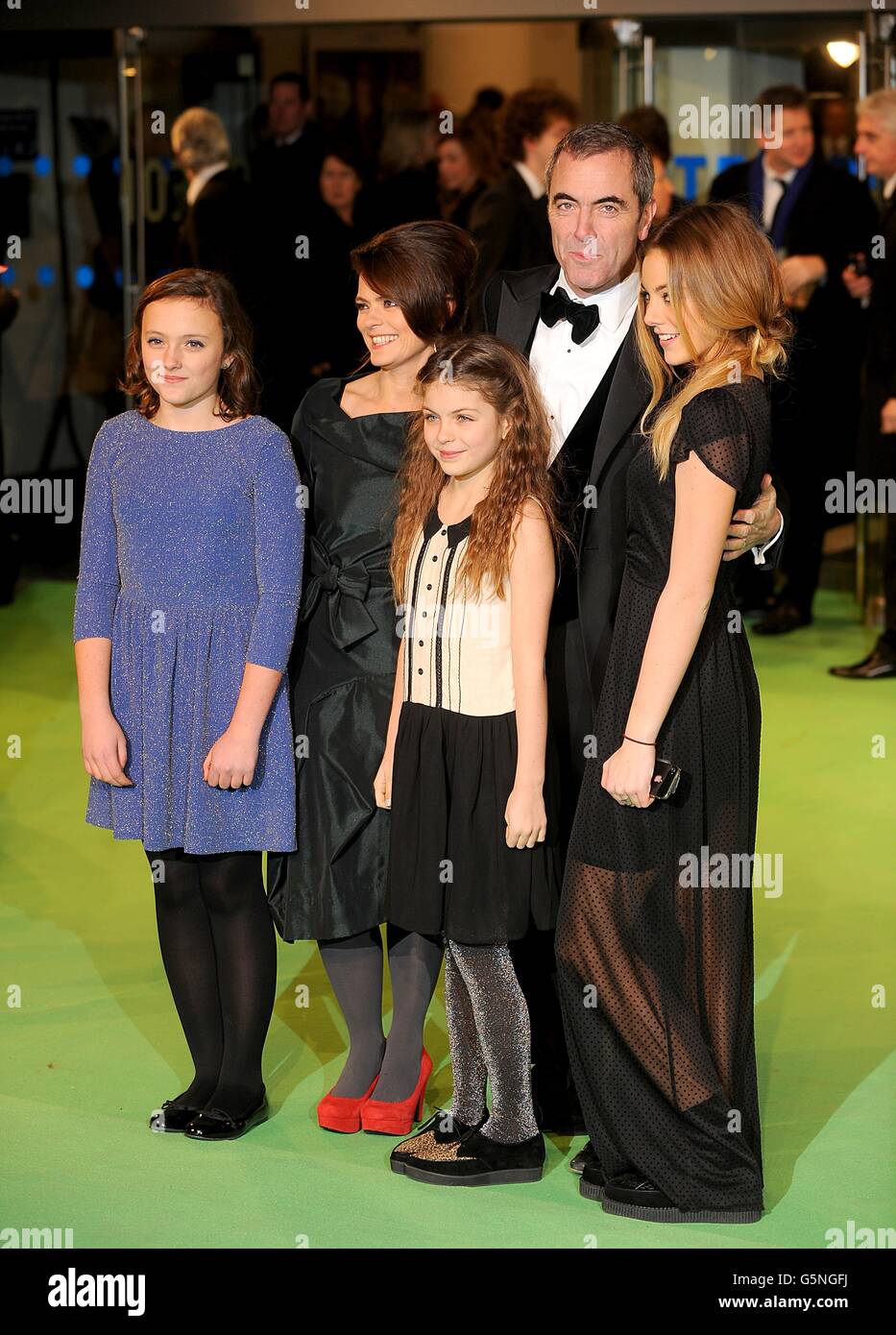 James Nesbitt e la famiglia arrivano per la prima britannica dello Hobbit: Un viaggio inaspettato alla piazza Odeon Leicester, Londra. Foto Stock