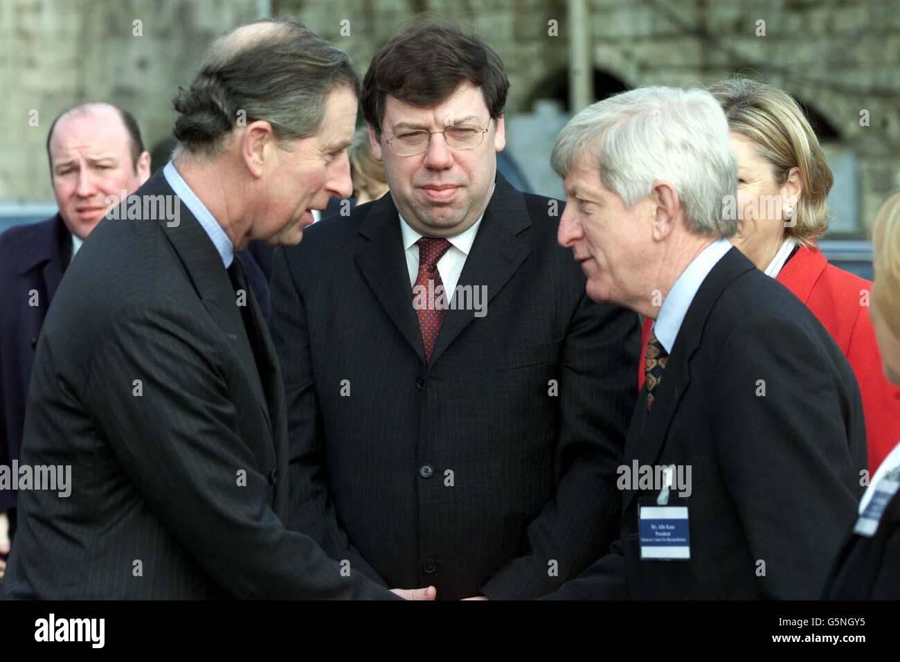 Il Principe del Galles arriva al Centro di riconciliazione Glencree di Co Wicklow, con Brian Cowan, ministro degli Affari Esteri della Repubblica d'Irlanda (centro) e Alfie Kane, presidente del centro, l'ultimo giorno della sua visita di due giorni nella Repubblica. * il centro è una caserma una volta dell'esercito britannico che ora è un quartier generale per la riconciliazione. Foto Stock