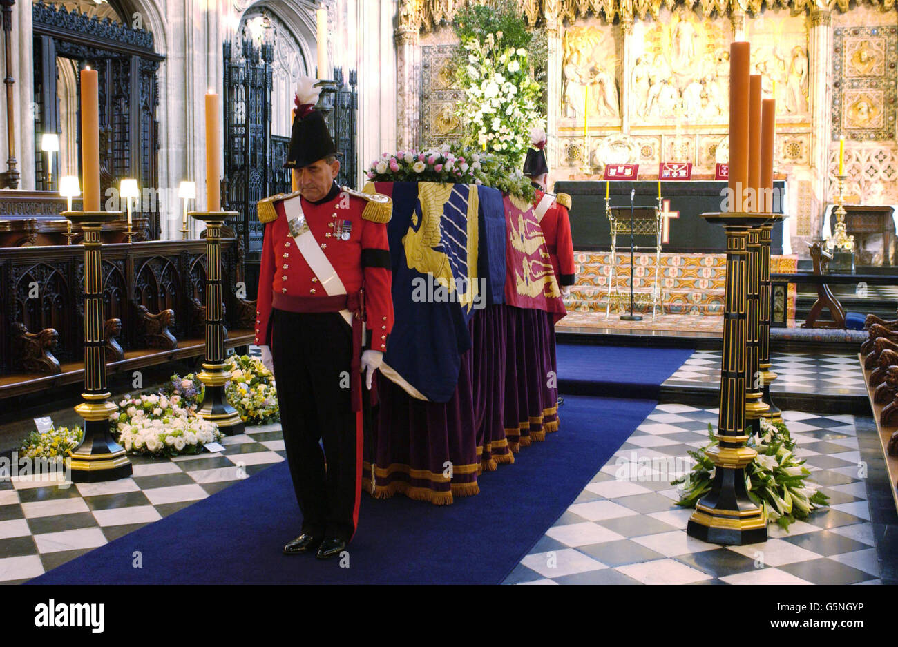 Due cavalieri militari sorvegliano la bara della principessa Margaret prima del suo funerale nella Cappella di San Giorgio nel Castello di Windsor. Ci si aspettava un servizio di circa 400 amici e personale. La principessa Margaret, sorella minore della regina Elisabetta II, morì all'età di 71 anni. Foto Stock