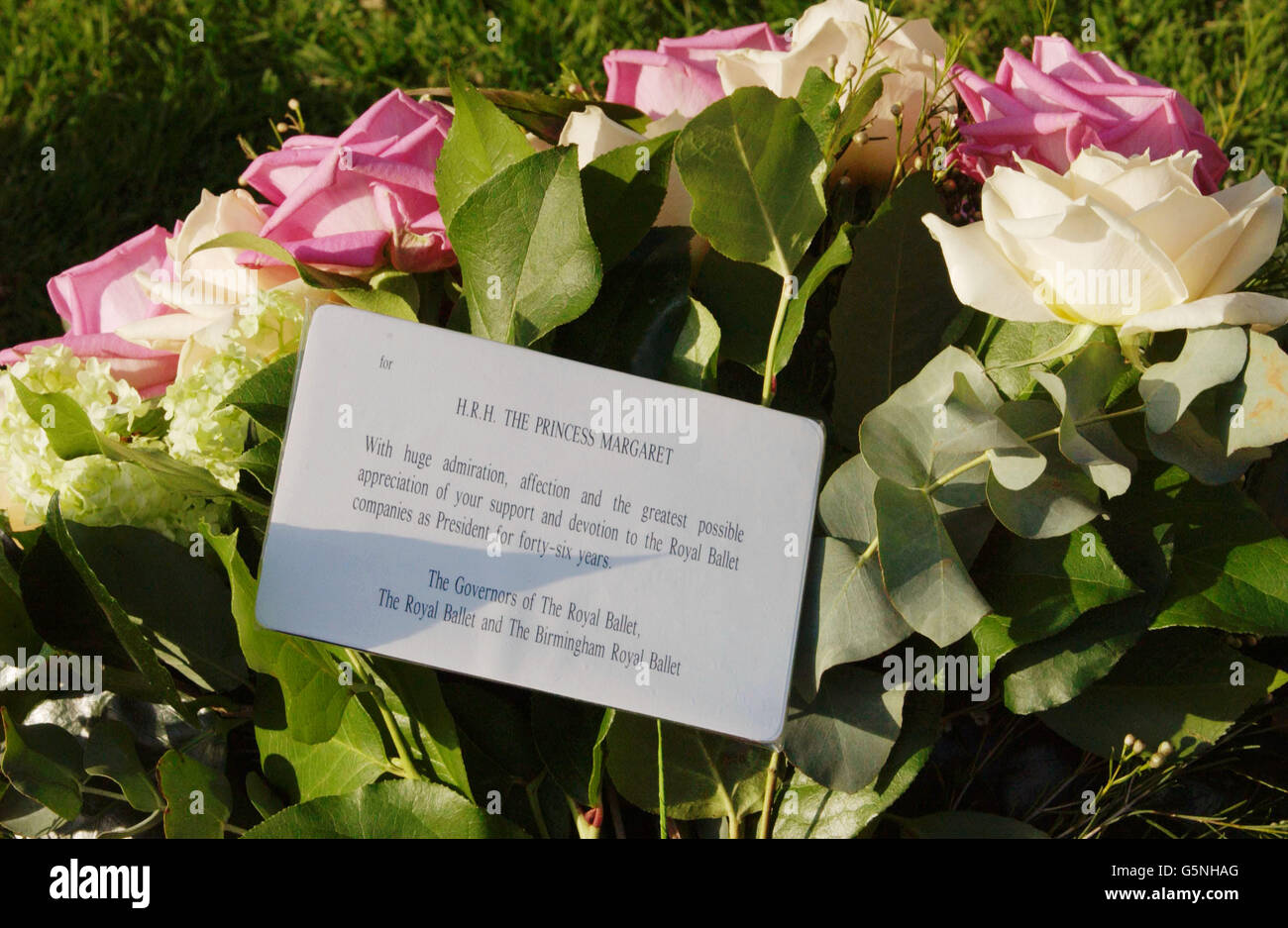 Un tributo floreale per i funerali della principessa Margaret, dei Governatori del Balletto reale, del Balletto reale e del Balletto reale di Birmingham, per i quali è stata presidente per 46 anni. * la principessa Margaret, sorella minore della regina Elisabetta II, morì all'età di 71 anni. Foto Stock