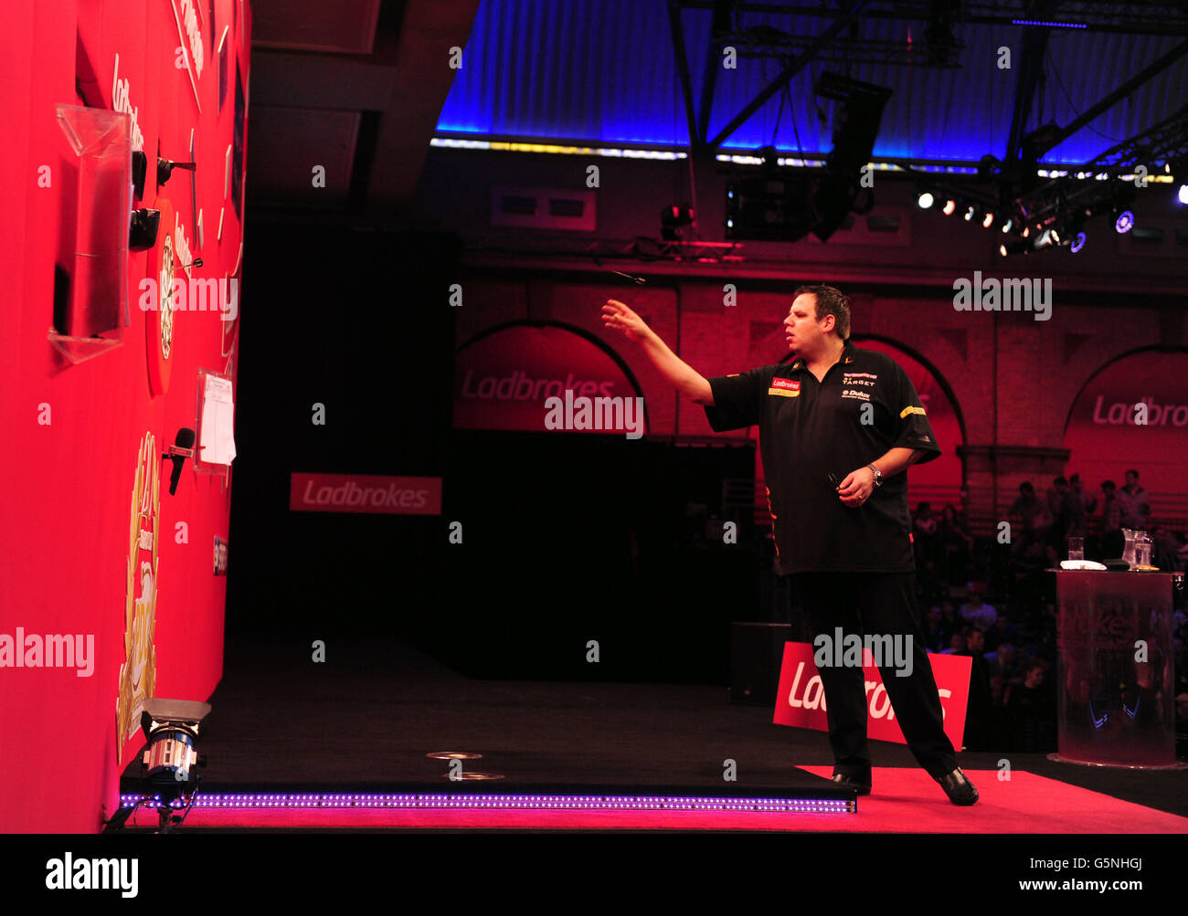 L'inglese Adrian Lewis si mette in pratica alla fine del primo set durante il campionato mondiale di freccette Ladbrokes.com ad Alexandra Palace, Londra. Foto Stock