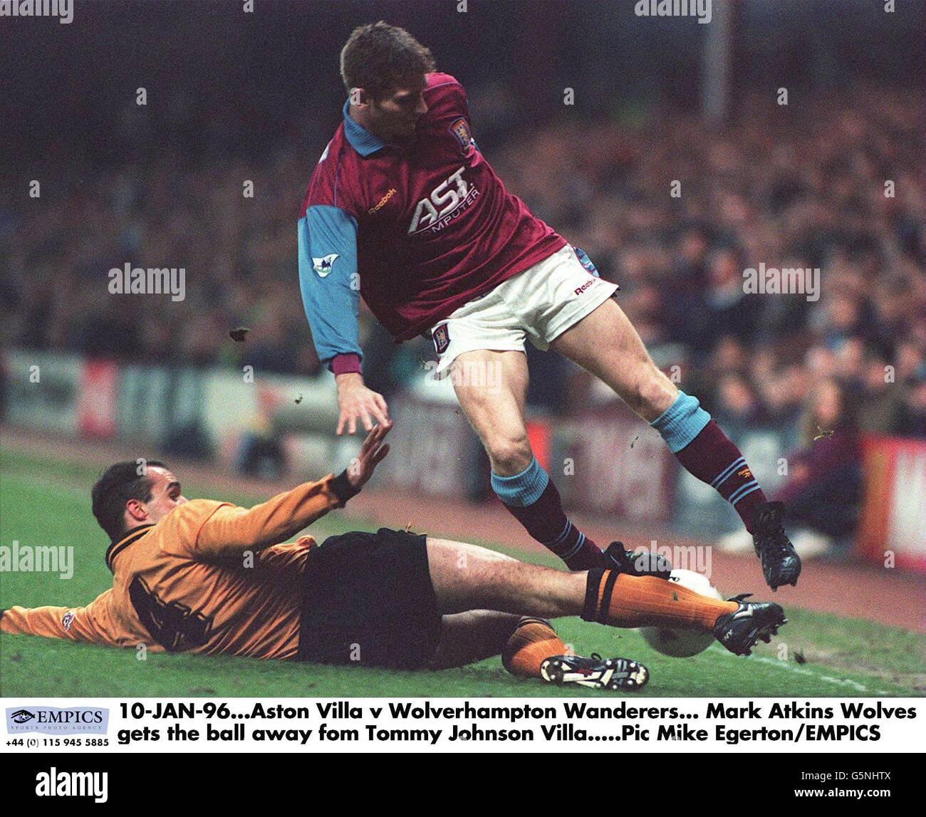 10 GENNAIO 96. Aston Villa / Wolverhampton Wanderers. Mark Atkins Wolves ottiene la palla via Fom Tommy Johnson Villa Foto Stock