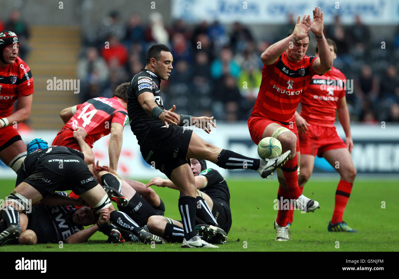 Kahn Fotuali'i di Ospreys durante la Heineken Cup, Pool due match al Liberty Stadium di Swansea. Foto Stock