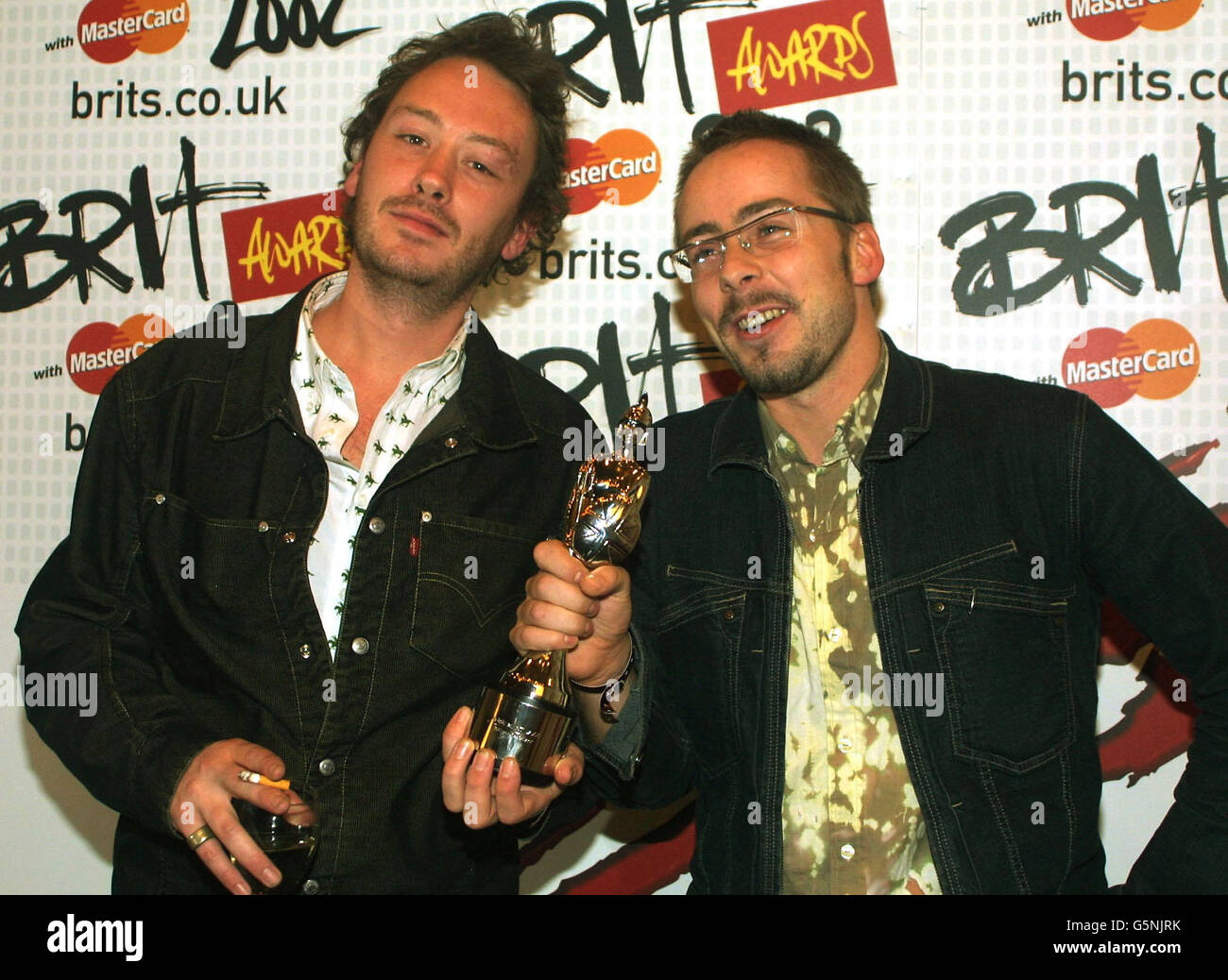 Il duo di danza britannica Basement Jacks incontra i media con il backstage "Brit Award 2002" all'evento di Londra. I 'Brit Awards' sono i premi più importanti del calendario musicale britannico. Hanno vinto la migliore categoria di ballo. Foto Stock