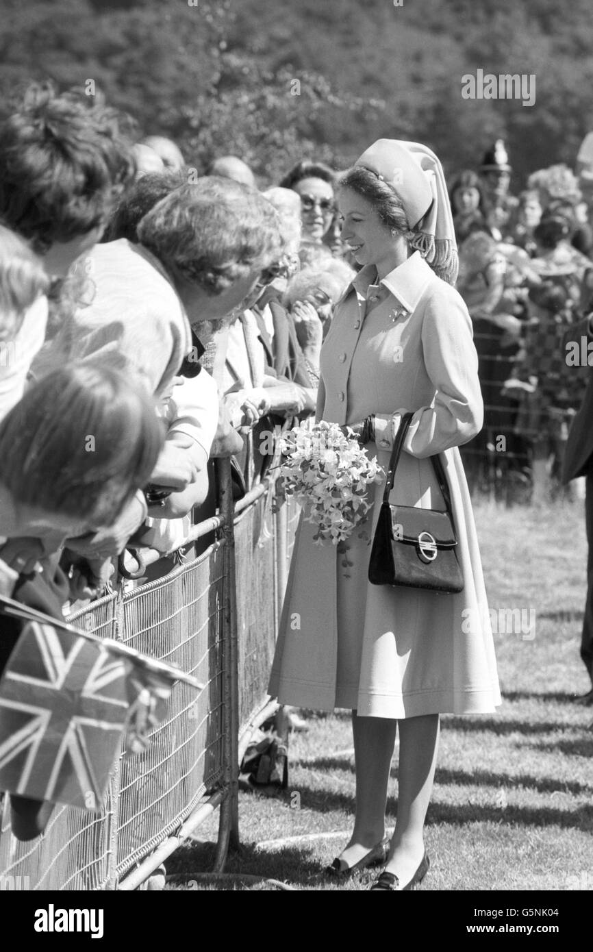 La principessa Anne, che si aspetta il suo primo bambino nel mese di novembre, chiacchiera alla folla durante una visita a Ilkley, dove stava presentando tazze e rosette ad una gymkhana. Foto Stock