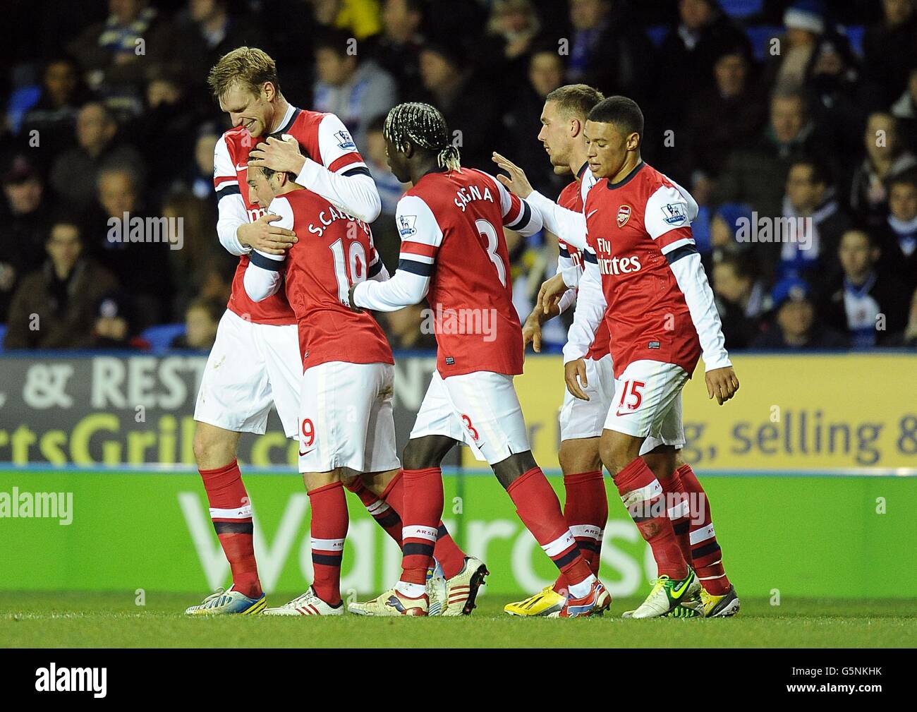 Calcio - Barclays Premier League - Reading v Arsenal - Stadio Madejski. Santi Cazorla (secondo da sinistra) dell'Arsenal celebra il suo secondo gol con i suoi compagni di squadra Foto Stock