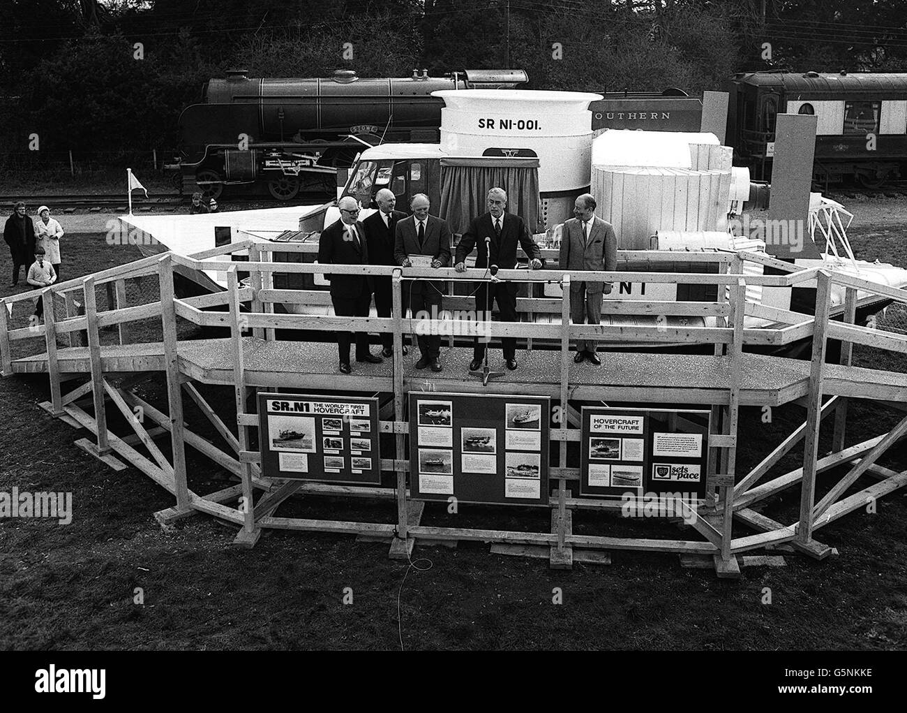 Earl Mountbatten di Birmania al microfono quando è stato ospite d'onore alla consegna al Montagu Motor Museum nel terreno della casa Hampshire di Lord Montagu a Beaulieu, il primo hovercraft del mondo (in background). Foto Stock