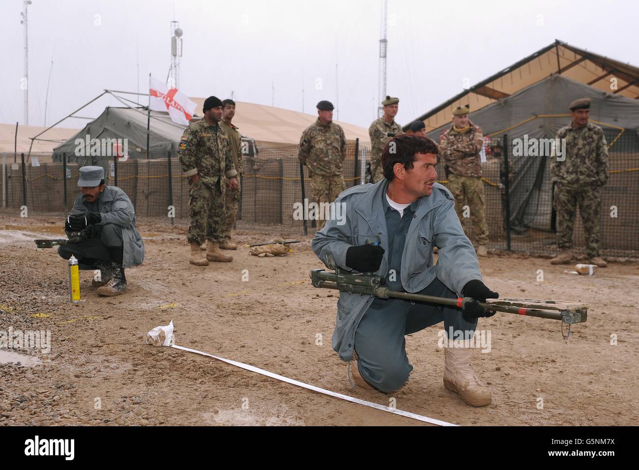 I membri dell'esercito nazionale afgano, della polizia nazionale afghana e della polizia uniforme afghana imparano a individuare i dispositivi esplosivi improvvisati (IED) a FOB Shawqat, nella provincia di Helmand, in Afghanistan. Foto Stock