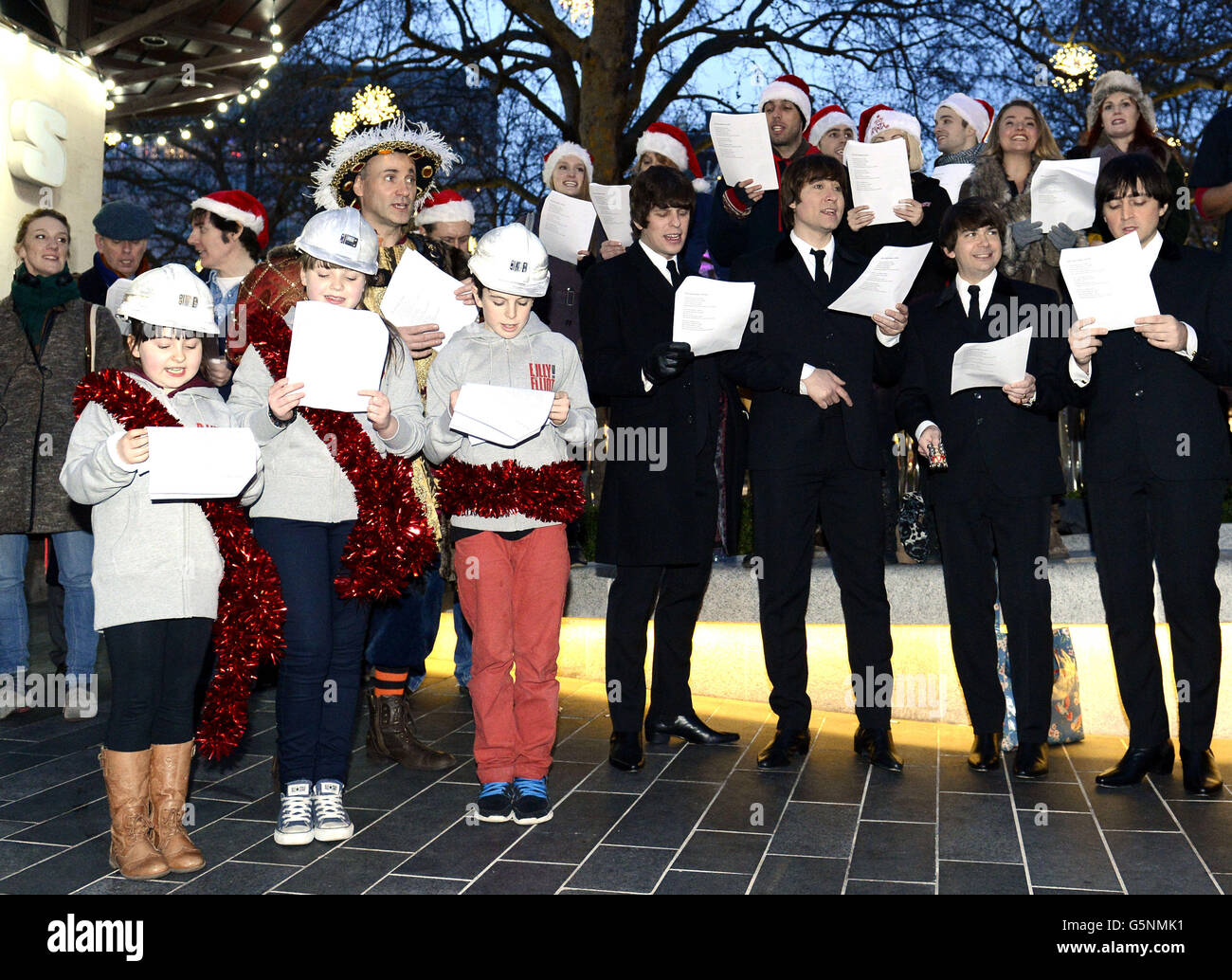 Canti di Natale in Leicester Square Foto Stock