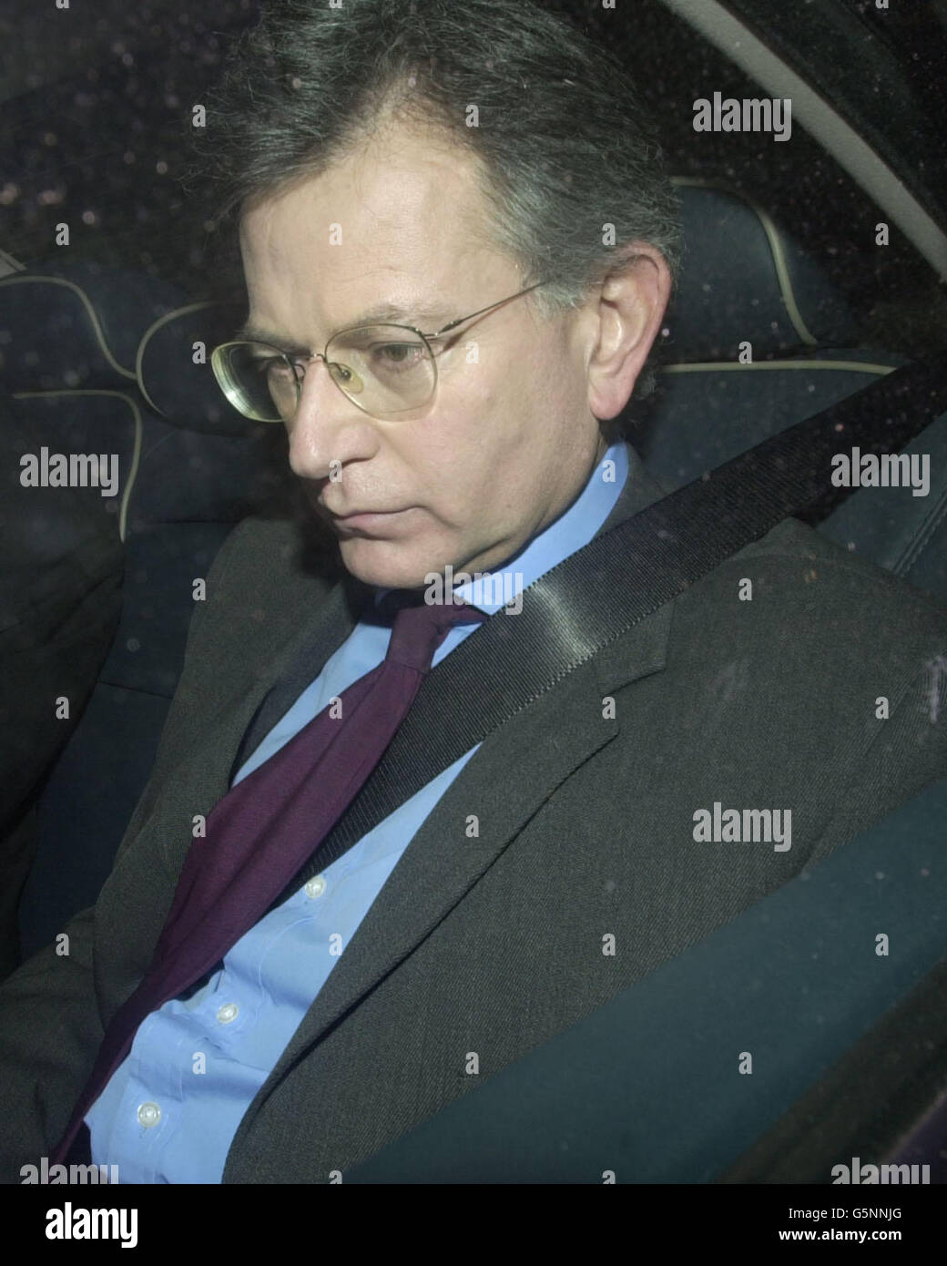 Trasporti, Governo locale e il Segretario delle regioni Stephen Byers lascia il Dipartimento dei Trasporti in auto alla Camera dei Comuni di Londra, per fare una dichiarazione dei Comuni sulla vicenda Martin Sixsmith-Jo Moore che ha paralizzato Whitehall negli ultimi 10 giorni. * Byers presenterà il suo resoconto degli eventi che hanno portato alle dimissioni di Moore come suo consulente speciale e del controverso sig. Sixsmith Foto Stock