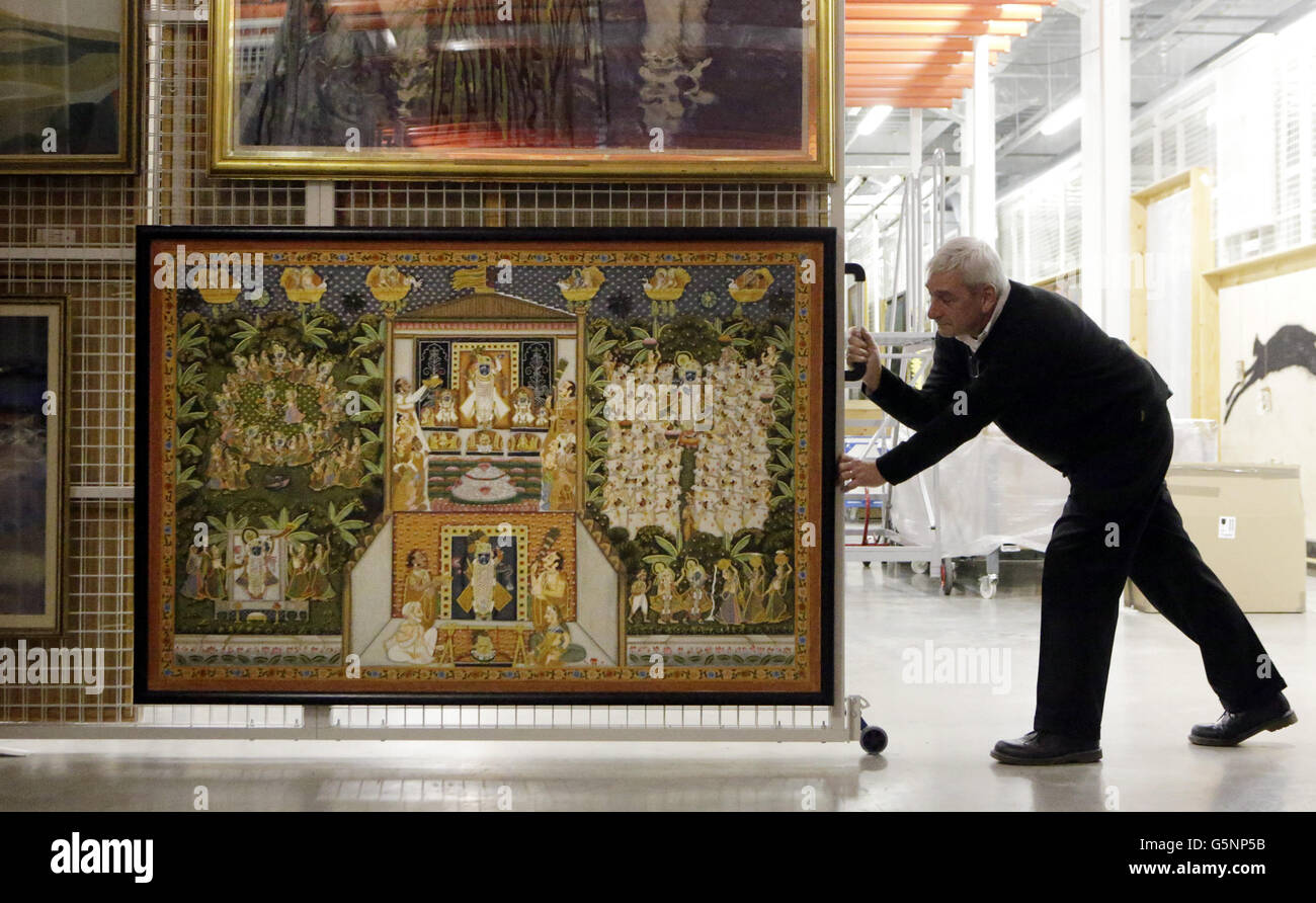 Foto inedita del 18/12/12 del dipendente del Glasgow Museum Joe o'Hara e un dipinto indiano di Krishna e dei Gopis di un artista sconosciuto, che raffigura le cowgirl che gli hanno dedicato il loro amore incondizionato, raffigurato al Glasgow Museum Resource Center, E rappresenta le otto Maids-a-mungking durante un tour a tema di dodici giorni di Natale organizzato dal museo. Le cameriere si riferiscono alle donne che latte le mucche per ottenere il latte in primo luogo, tuttavia, il termine cameriera è anche la forma abbreviata di fanciulla che è una giovane, non sposata, donna. Foto Stock