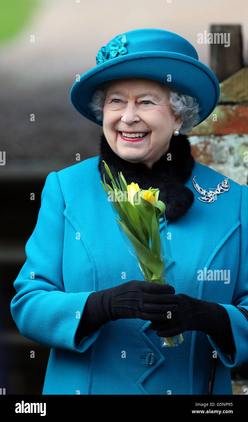 La Regina Elisabetta II frequenta la Chiesa di Santa Maria Maddalena, nella tenuta reale di Sandringham, Norfolk, per il tradizionale servizio della chiesa del giorno di Natale. Foto Stock