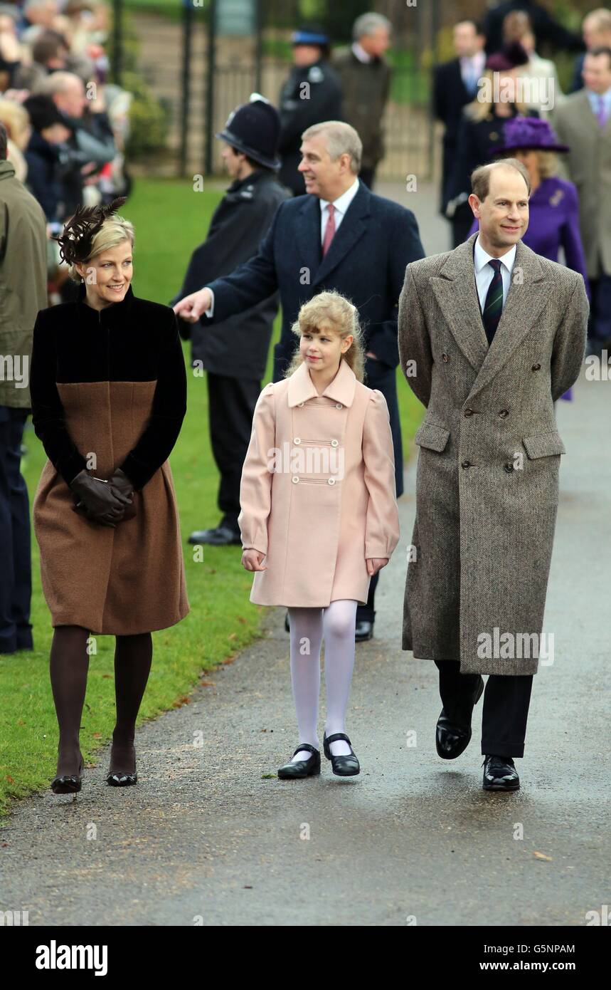 Il conte e Sophie la contessa di Wessex con la loro figlia Lady Louise frequentano la chiesa di Santa Maria Maddalena, nella tenuta reale di Sandringham, Norfolk, per il tradizionale servizio della chiesa del giorno di Natale. Foto Stock