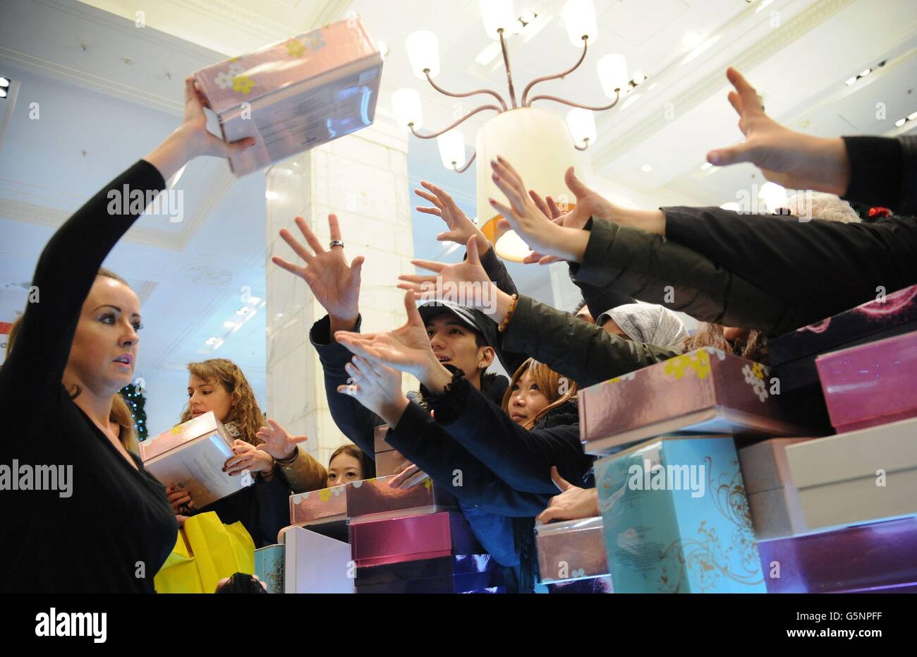 Gli acquirenti cercano profumi nei grandi magazzini Selfridges di Oxford Street a Londra, dove hanno preso &Acirc;&Pound; 1.5 milioni nella prima ora di commercio di questa mattina. Foto Stock