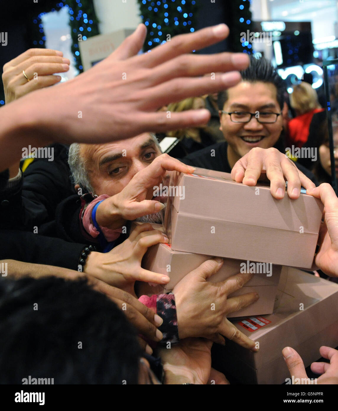 Gli acquirenti cercano profumi nei grandi magazzini Selfridges di Oxford Street a Londra, dove hanno preso &Acirc;&Pound; 1.5 milioni nella prima ora di commercio di questa mattina. Foto Stock