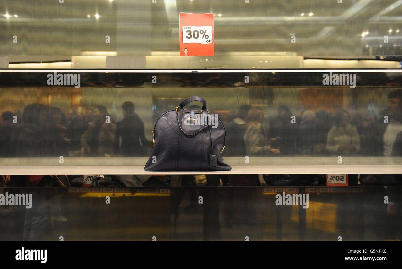 Una borsa è rimasta su uno scaffale al grande magazzino Selfridges di Oxford Street a Londra dove hanno preso &Acirc;&libbra;1.5 milioni nella prima ora di negoziazione delle vendite invernali di quest'anno. Foto Stock