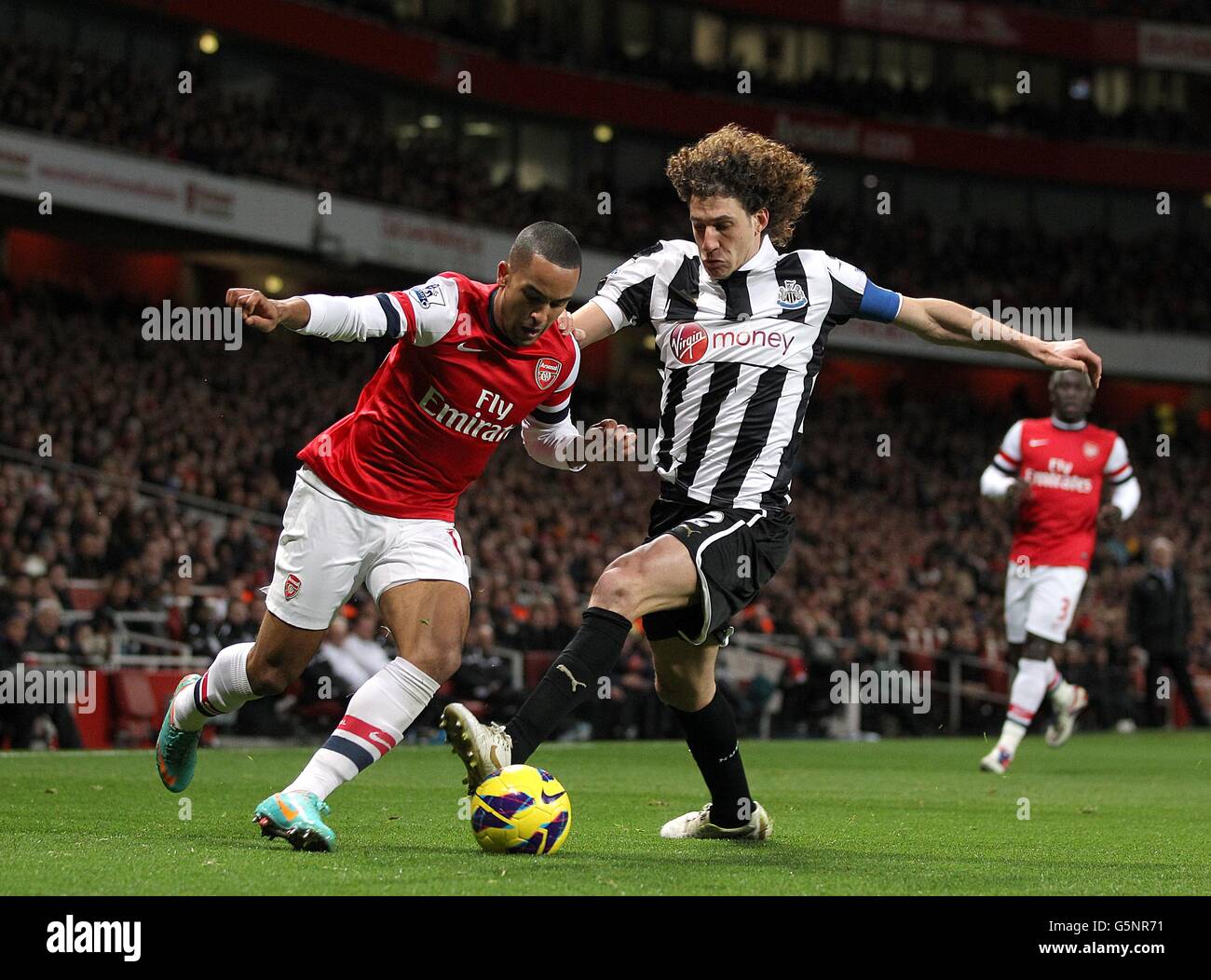 Calcio - Barclays Premier League - Arsenal / Newcastle United - Emirates Stadium. Theo Walcott dell'Arsenal (a sinistra) e Fabricio Coloccini del Newcastle United (a destra) lottano per la palla Foto Stock