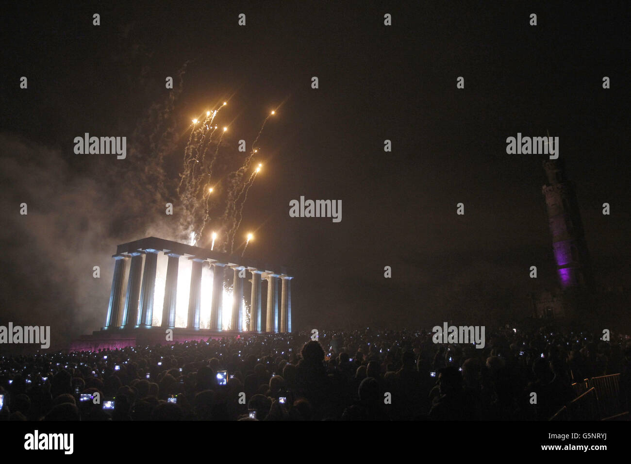Una finale di fuochi d'artificio dopo una processione di fiaccolate attraverso Edimburgo come parte delle celebrazioni pre Hogmanay. Foto Stock