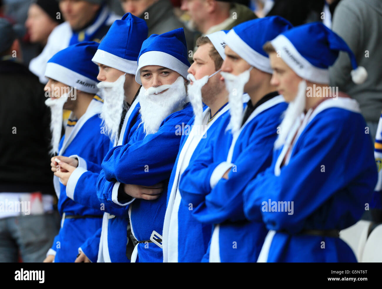 Calcio - campionato nazionale di calcio - Nottingham Forest v Leeds United - City Ground. I fan di Leeds United indossano abiti Babbo Natale Foto Stock