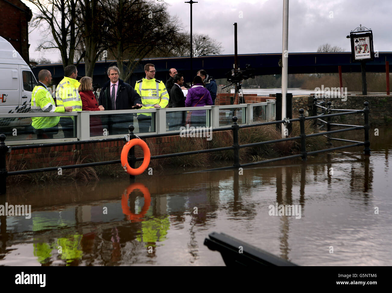 Owen Paterson visiti le misure di difesa contro le inondazioni Foto Stock