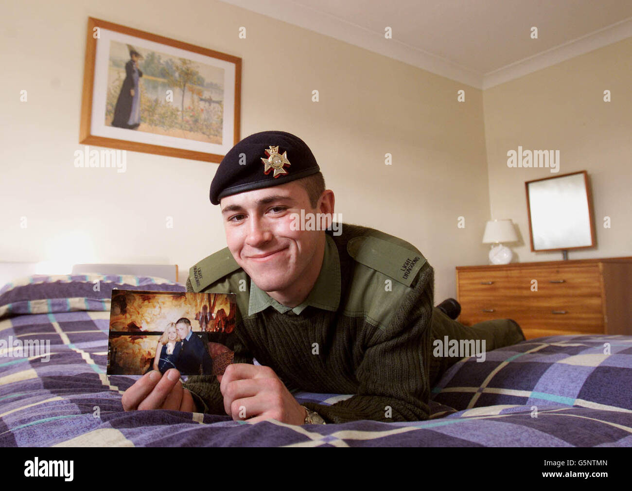 Jason Nicholls, 19, un Trooper nelle Dragoni della luce, nella camera da letto della Welfare House a Robertson Barracks, Norfolk, il giorno dopo è stato annunciato che l'esercito era di allentare le sue regole, consentendo ai soldati non sposati di trascorrere notti in caserma con le loro amiche. * un certo numero di ufficiali comandanti in tutto il paese hanno già introdotto la politica durante i fine settimana e altri sono previsti per seguire. La mossa, che interesserà metà dei 100,000 soldati dell'esercito, è stata annunciata ieri dal generale Sir Michael Walker, capo dello staff generale. Foto Stock