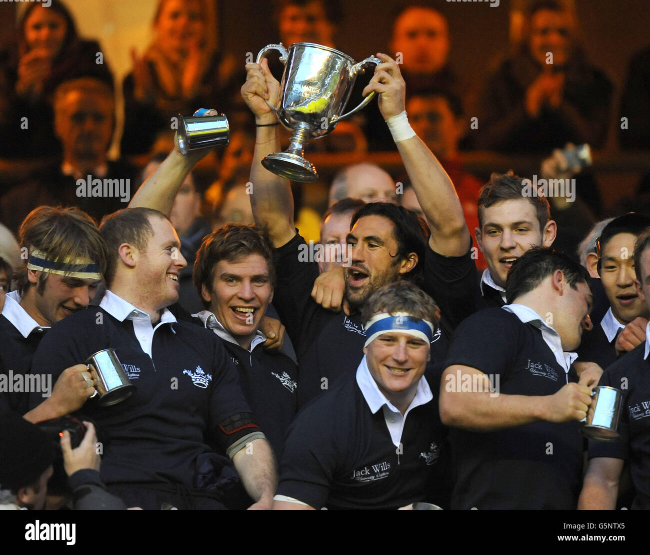 Il Capitano di Oxford John carter (al centro) solleva il Trofeo Varsity durante la partita di Oxford Cambridge Varsity al Twickenham Stadium di Londra. Foto Stock