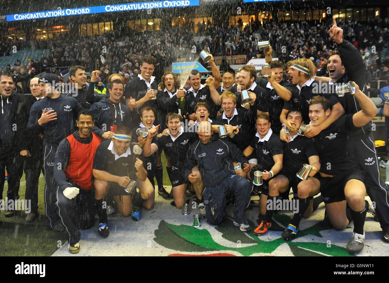 La squadra di Oxford festeggia la vittoria durante la partita di Oxford Cambridge Varsity al Twickenham Stadium, Londra. Foto Stock