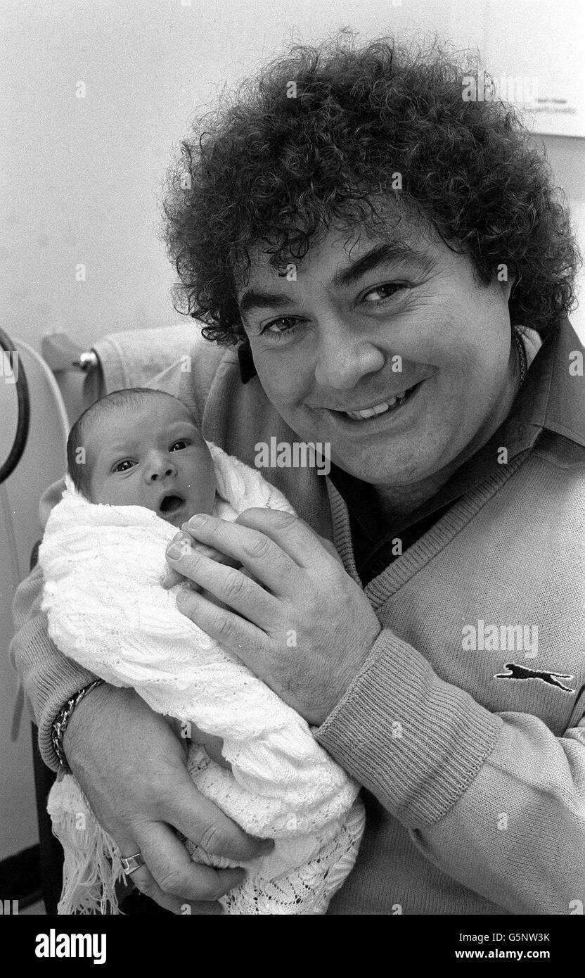 Il comico Eddie Large dal duo comico Little and Large al Bristol Hospital con il suo figlio di cinque giorni Ryan. Foto Stock