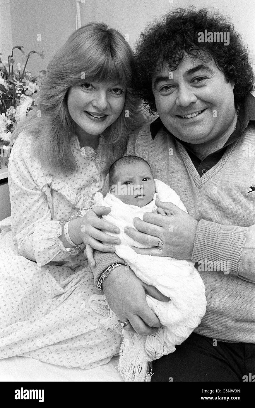 Comico Eddie Large dal duo comico Little and Large al Bristol Hospital con il suo figlio di cinque giorni Ryan e la moglie Patsy. Foto Stock