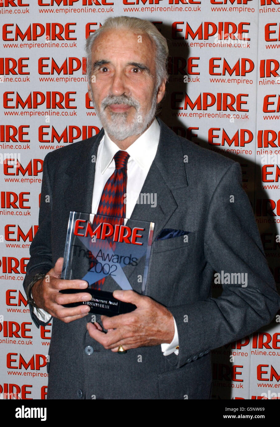 L'attore Christopher Lee con il suo premio Lifetime Achievement Award agli Empire Film Awards al Dorchester Hotel di Londra. Foto Stock