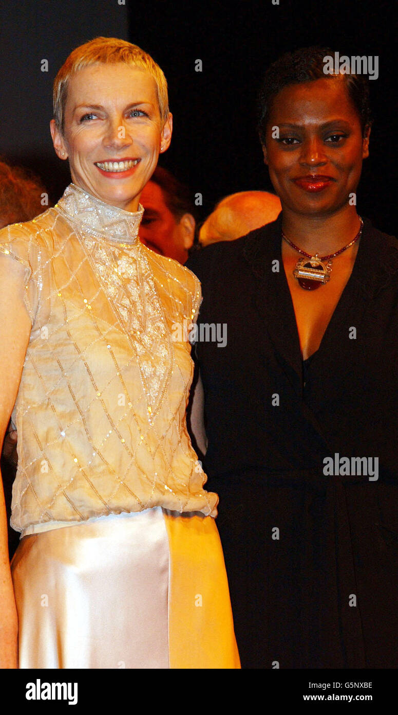 Cantanti Annie Lennox (R) e Des're durante una fotocall prima di un concerto dal vivo per promuovere la pubblicazione di 'When Love Speaks' un album di sonetti shakespeariani al teatro Old Vic di Londra. Foto Stock