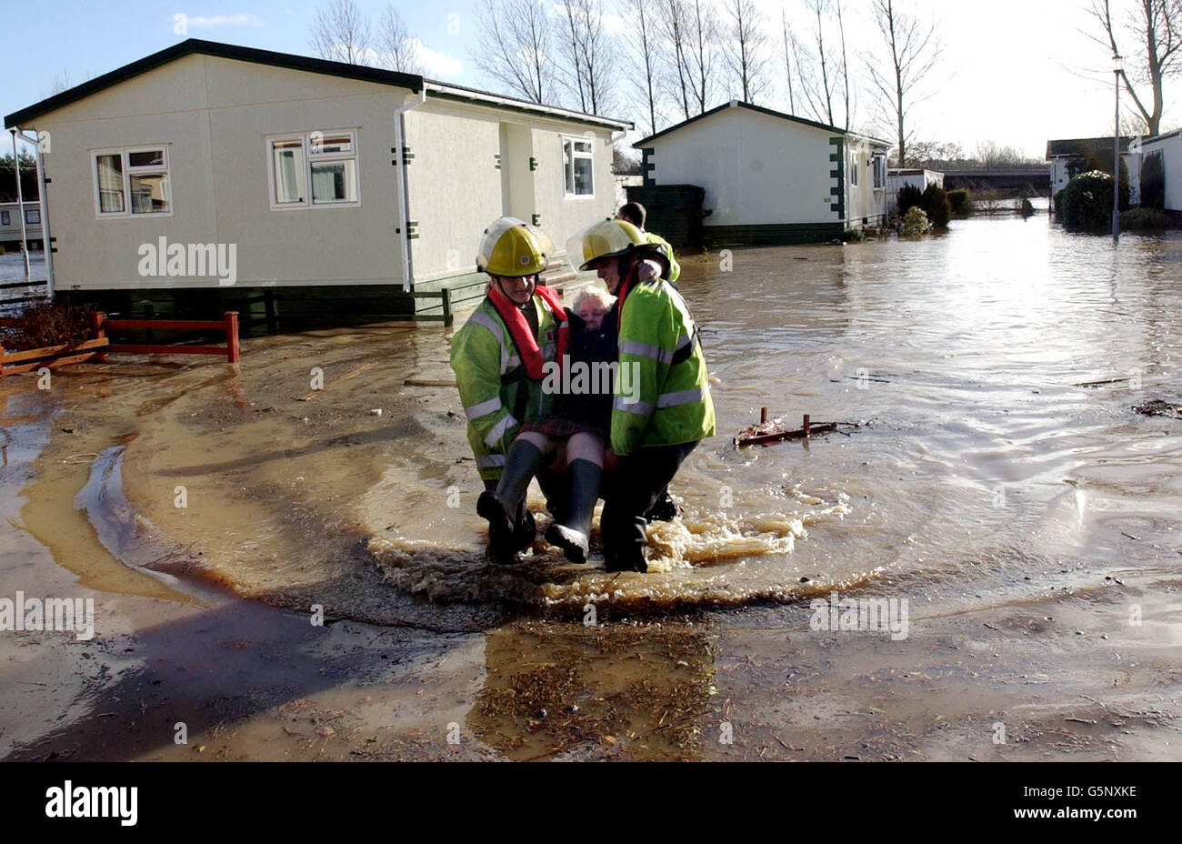 Gli equipaggi antincendio salvano le persone anziane dalle proprietà fluviali di Knaresborough, vicino a York, mentre le case e le aziende di tutto il West e del North Yorkshire sono avvertiti di essere in allerta di alluvione dopo pioggia pesante durante la notte ha causato un aumento considerevole dei fiumi. Foto Stock