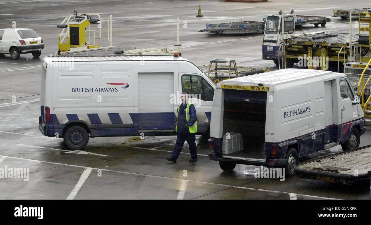 Un furgone Renault con livrea British Airways all'aeroporto di Heathrow di Londra, mentre la polizia ha continuato a cercare i ladri che hanno fatto irruzione su un furgone di sicurezza, simile a quello mostrato, e sono fuggiti con milioni di dollari che si intendono essere volati in aeroporto su un jet dal Bahrain. *... e verso l'aeroporto JFK di New York. Il conducente del furgone è stato fermato da almeno due ladri che poi hanno trasferito il denaro a un altro furgone che è stato trovato bruciato nei pressi dell'aeroporto. Foto Stock