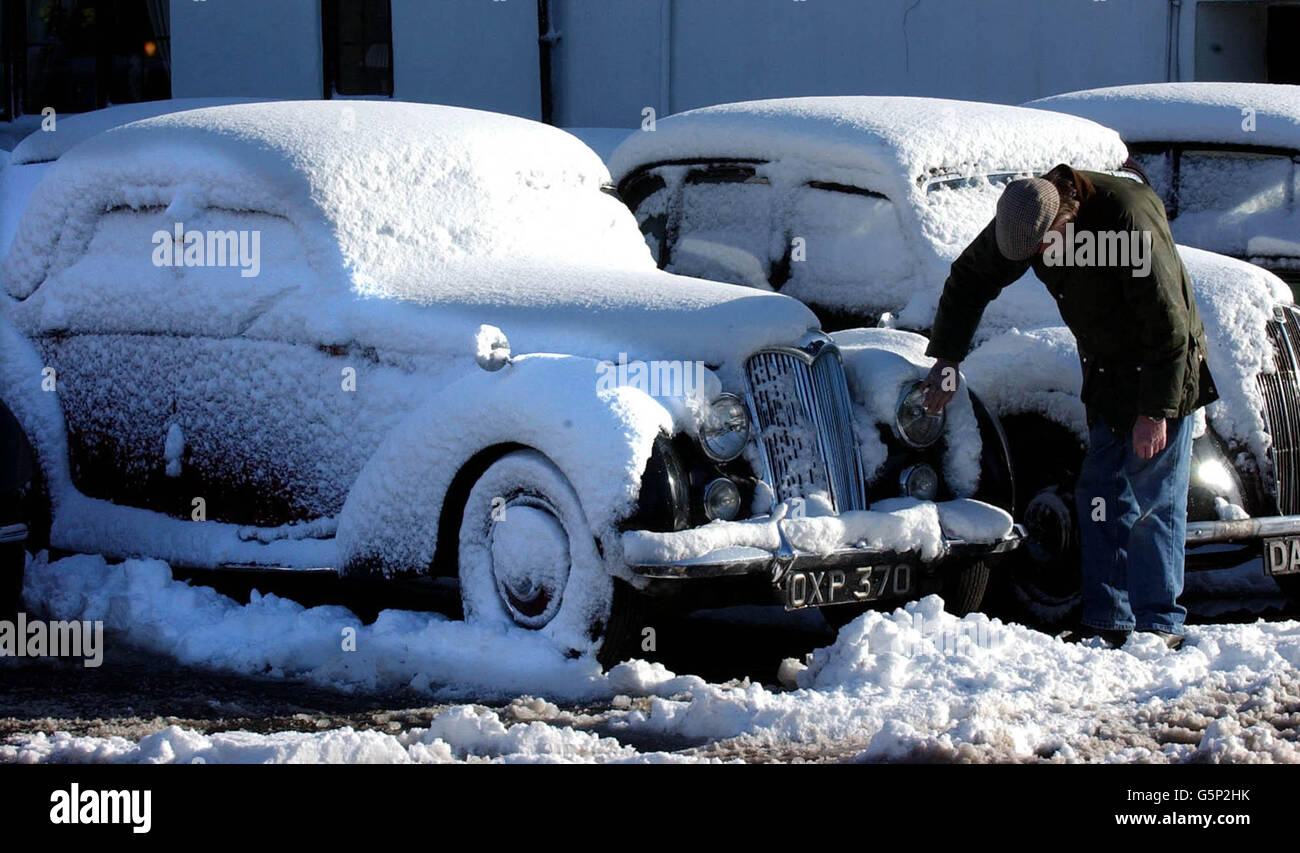 Uno spesso strato di neve che copre auto d'epoca a Sutton Bank nel North Yorkshire, dopo pesanti nevicate nelle prime ore, ha causato molti problemi ai viaggiatori. Foto Stock