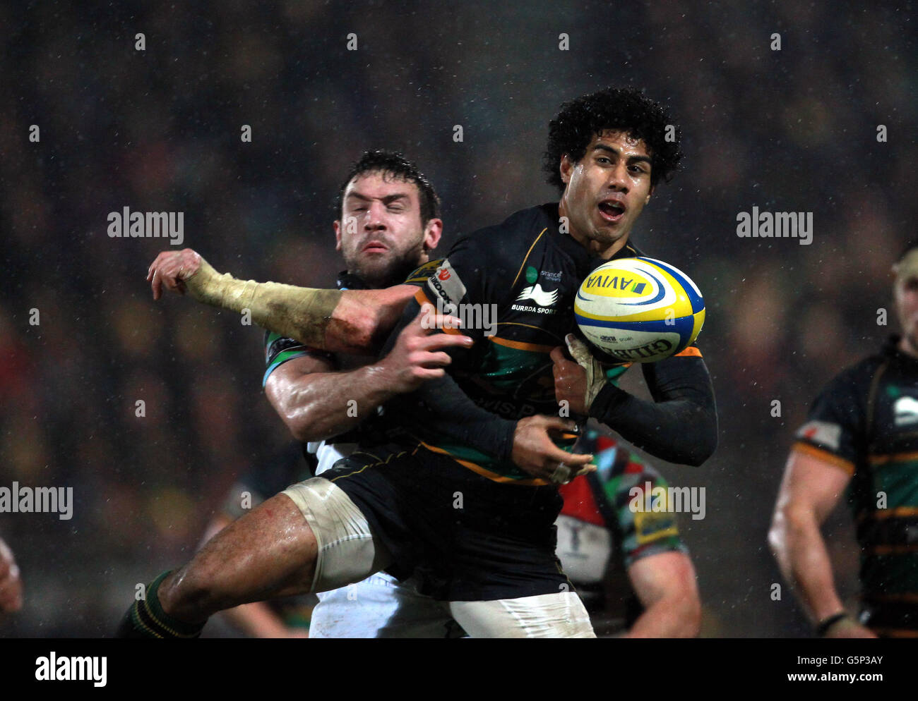 Rugby Union - Aviva Premiership - Northampton Saints / Harlequins - Franklins Gardens. Northampton Saints' Ken Pisi è sfidato da Tom Guest di Harlequins durante la partita Aviva Premiership presso i Franklins Gardens di Northampton. Foto Stock