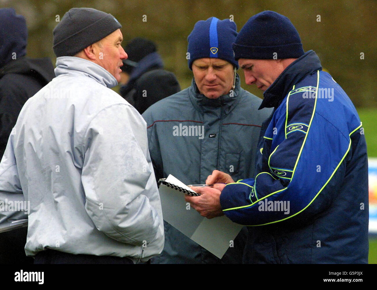 Da sinistra a destra; gli ex giocatori del Manchester United Sammy McLroy, Andy Ritchie e Frank Stapleton discutono le performance dei giovani durante le prove della Fox Kids Cup per il Team UK, presso la Mottram Hall di Cheshire. * Fox Kids sta intraprendendo una caccia a livello nazionale per le star del calcio di domani per giocare in un torneo a sei, la Fox Kids Cup di Barcellona. Foto Stock