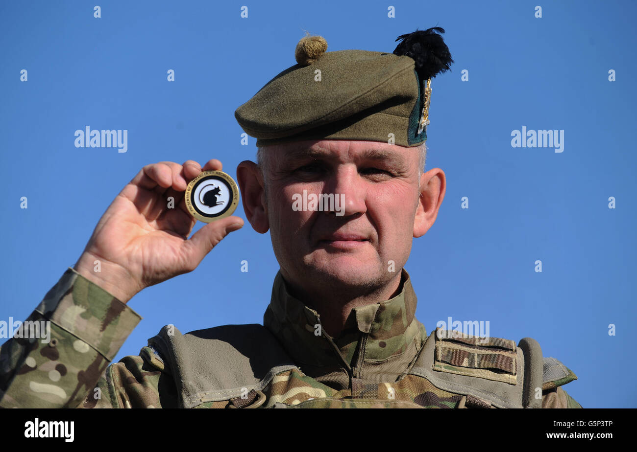 Il caporale John Clamp, 51 anni, del Royal Scots Borderers, 1° Battaglione, il reggimento reale di Scozia (1 SCOZZESE), che ha ricevuto un Comandante's Coin Award che riconosce lo sforzo supplementare che ha compiuto durante il suo tour operativo, a Camp Tombstone, nella provincia di Helmand, in Afghanistan. Foto Stock