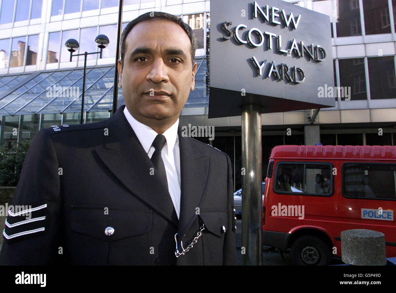 Il Sergente Gurpal Virdi, 43 anni, accusato falsamente di inviare messaggi di odio razzista, si trova fuori dalla sede della polizia metropolitana di Londra, quando ritorna al lavoro. SGT Virdi, è stato licenziato dopo che altri funzionari e personale civile hanno ricevuto posta di odio razzista. * quattro anni fa, all'inizio di questo mese, il Commissario Sir John Stevens si è scusato personalmente. Foto Stock