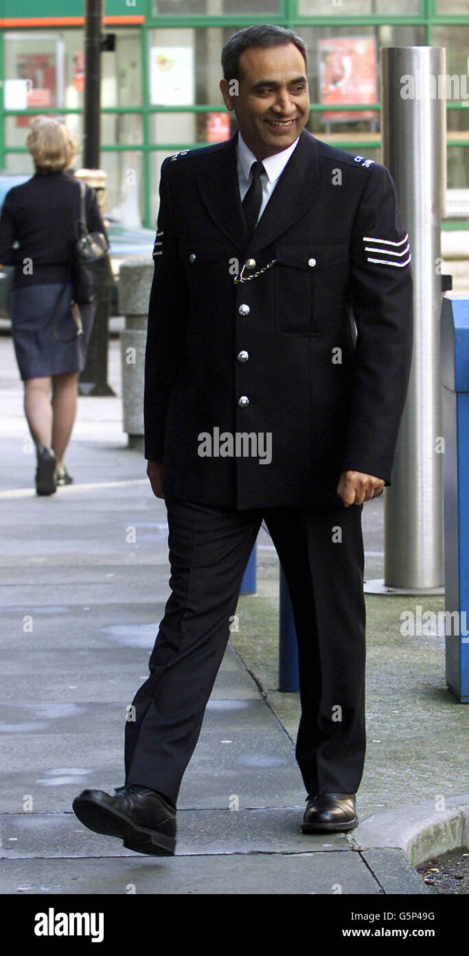 Sergeant Gurpal Virdi, 43 anni, accusato falsamente di inviare messaggi di odio razzista, fuori dalla sede della polizia metropolitana di Londra, quando ritorna al lavoro. SGT Virdi, è stato licenziato dopo che altri funzionari e personale civile hanno ricevuto posta di odio razzista. * quattro anni fa, all'inizio di questo mese, il Commissario Sir John Stevens si è scusato personalmente. Foto Stock