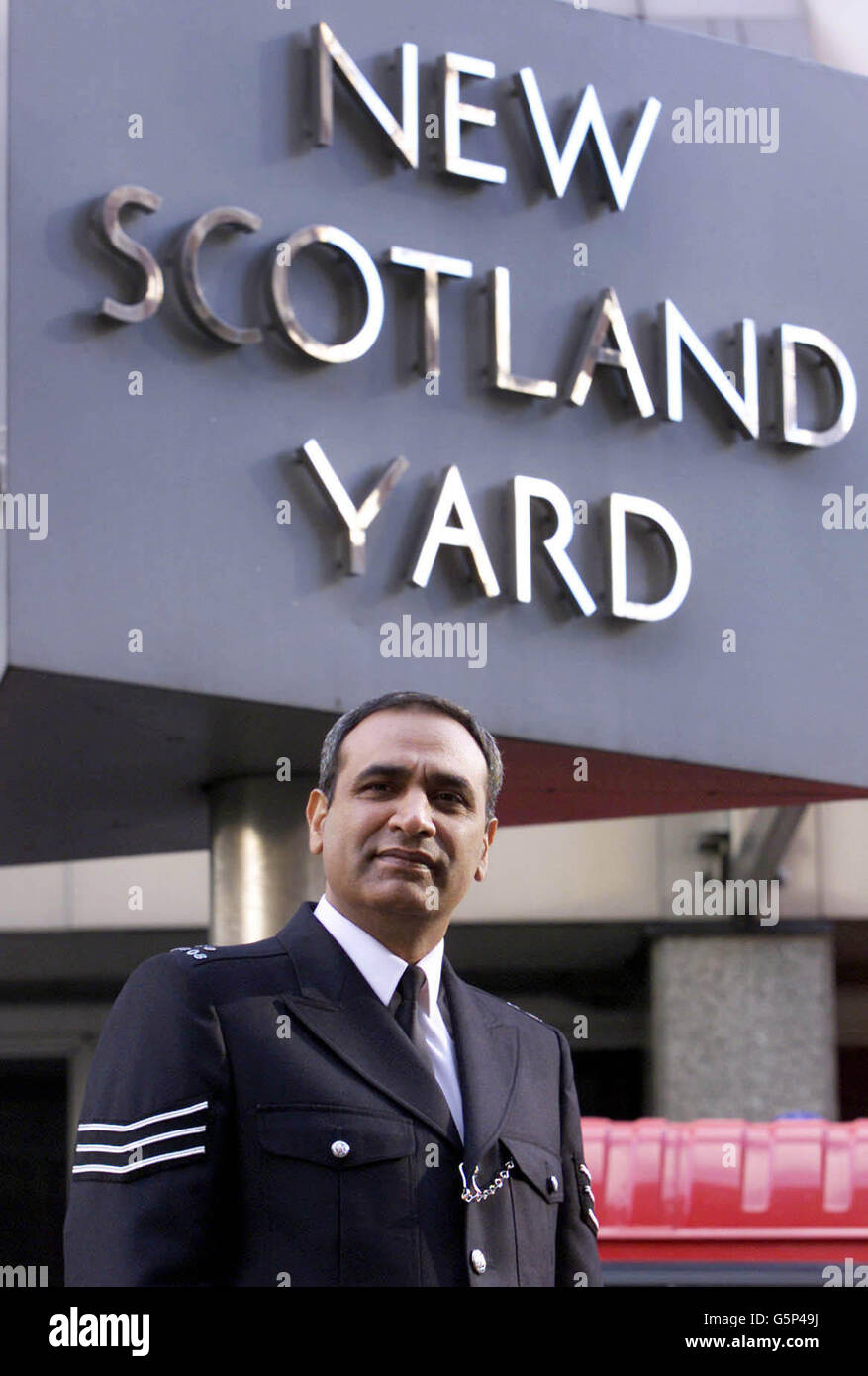 Il Sergente Gurpal Virdi, 43 anni, accusato falsamente di inviare messaggi di odio razzista, si trova fuori dalla sede della polizia metropolitana di Londra, quando ritorna al lavoro. SGT Virdi, è stato licenziato dopo che altri funzionari e personale civile hanno ricevuto posta di odio razzista. * quattro anni fa, all'inizio di questo mese, il Commissario Sir John Stevens si è scusato personalmente. Foto Stock