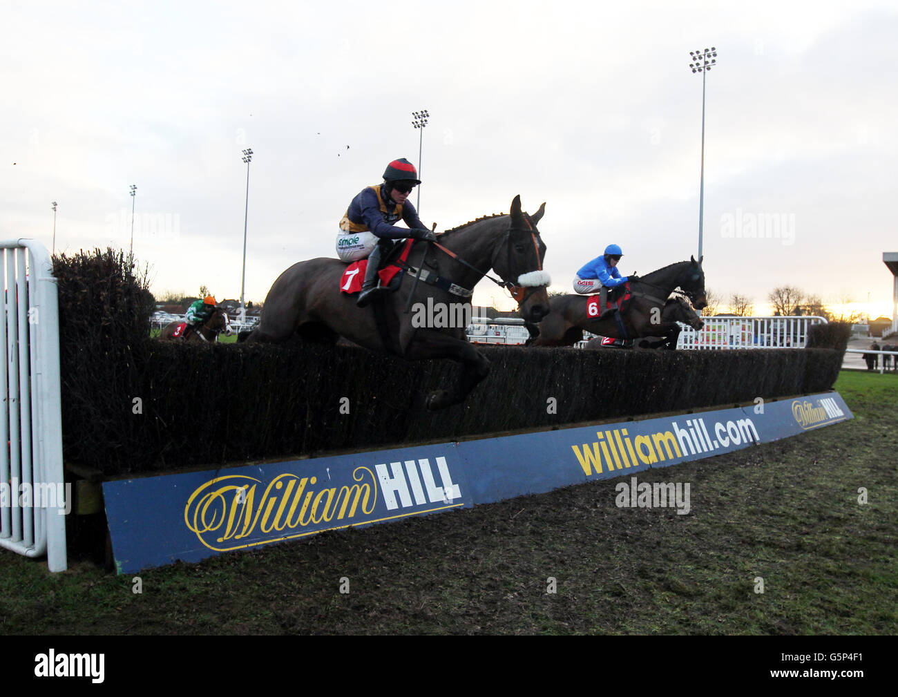 Mister Hyde (destra) cavalcato da Jason Maguire salta un ostacolo sul loro modo di vincere la William Hill - n. 1 scaricato app scommesse Handicap Chase Foto Stock