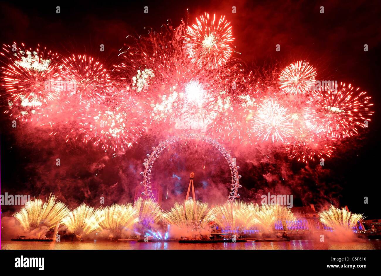 Fuochi d'artificio sul London Eye, nel centro di Londra, come parte delle celebrazioni di Capodanno. Foto Stock